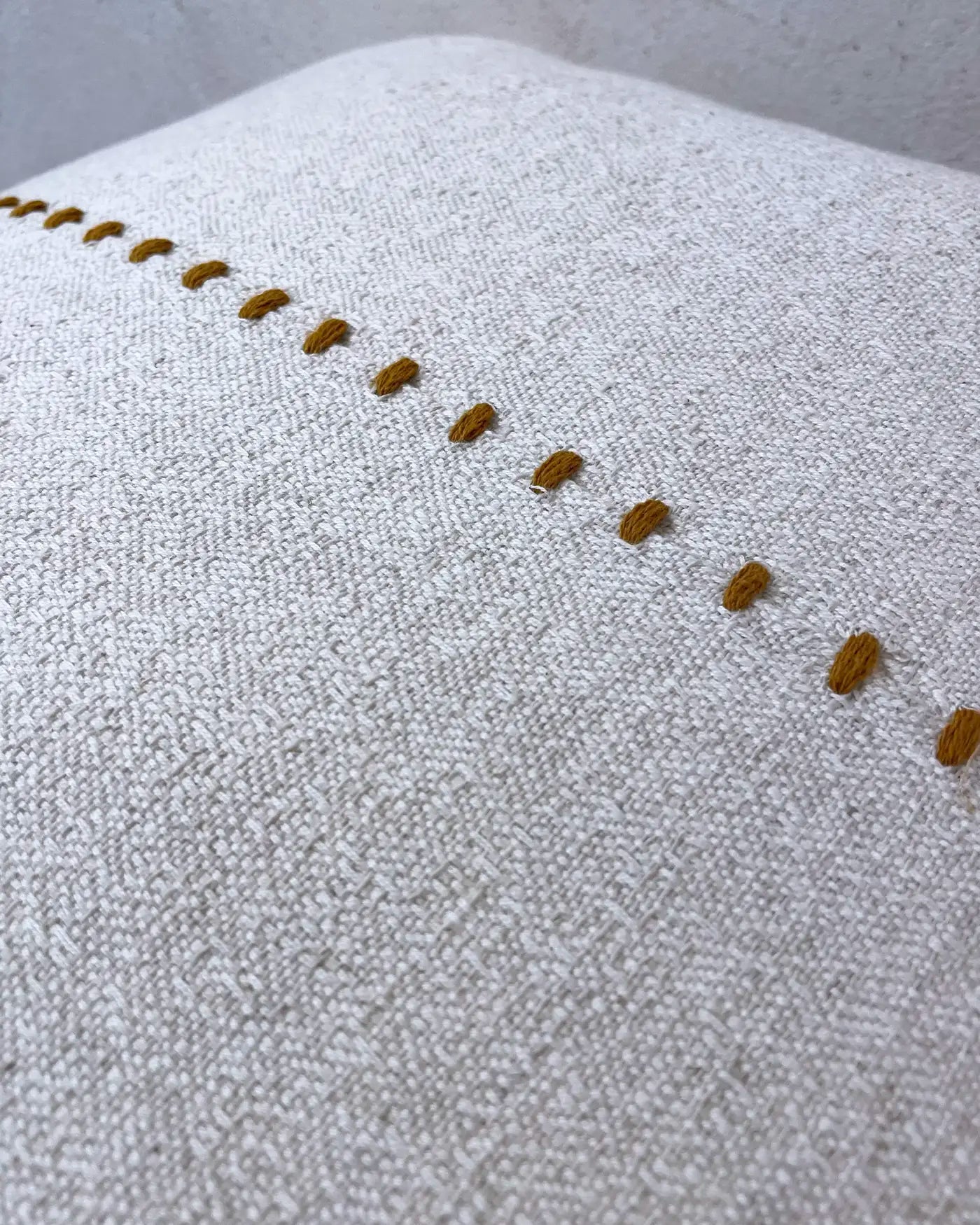 Cojín con Detalle Artesanal Amarillo Mostaza 50x50