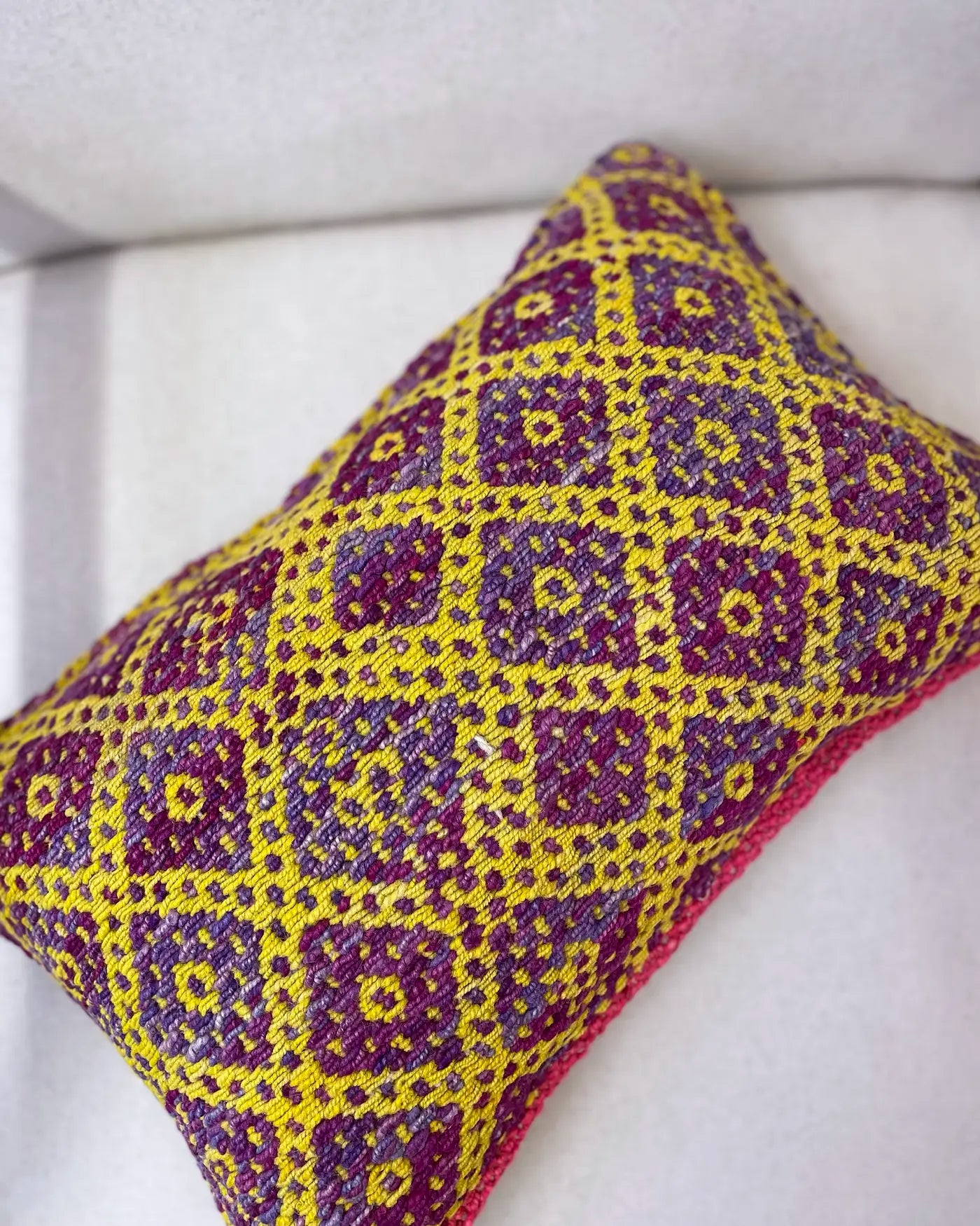 Cojín Étnico Artesanal Lila y Amarillo 30x50