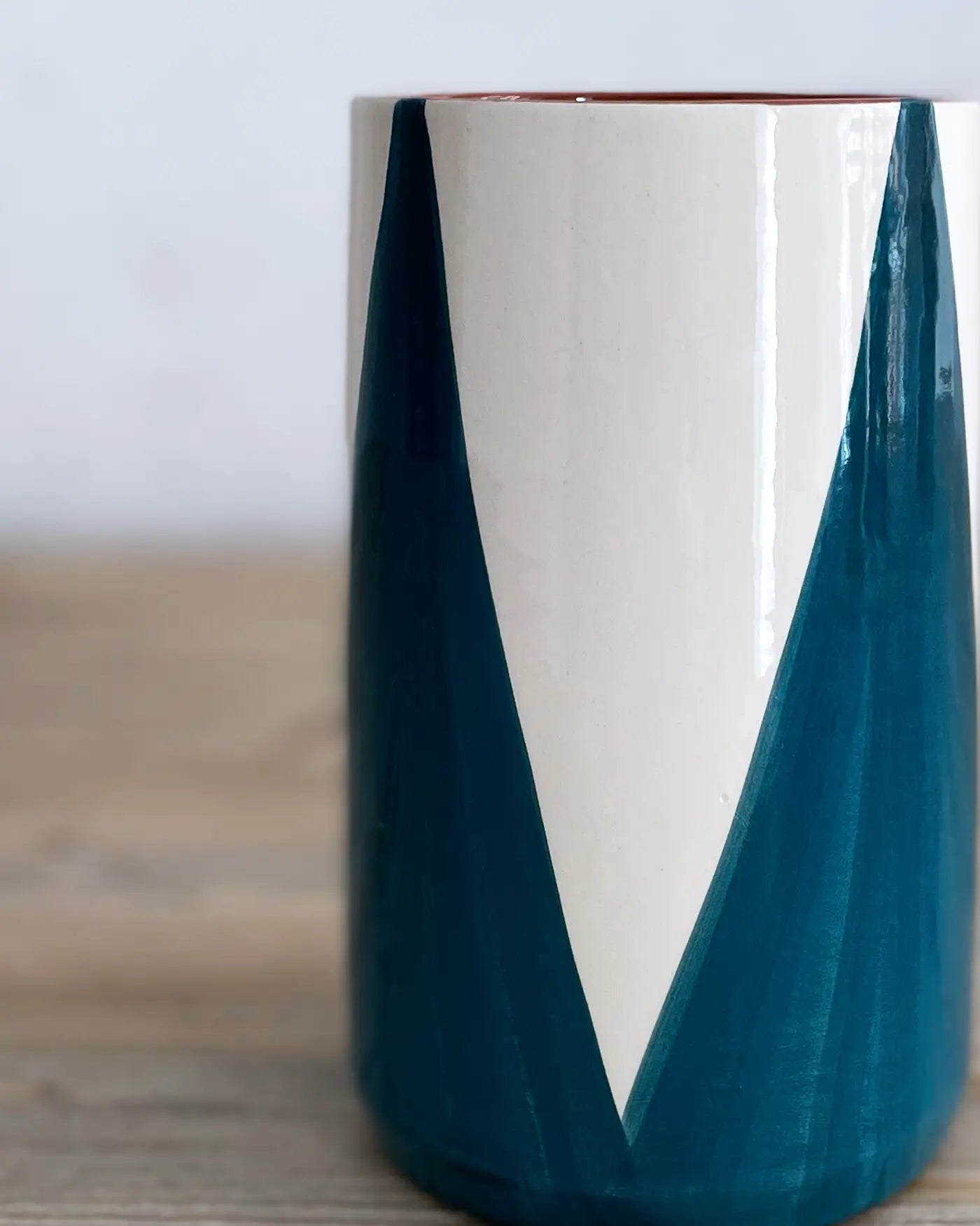 Jarrón Artesanal de Cerámica Triángulos Azul Deep M