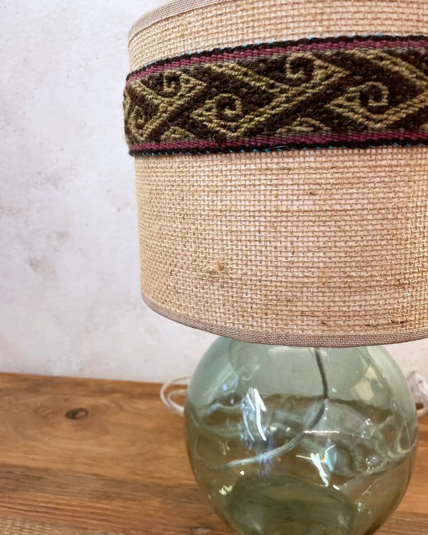 Lámpara Artesanal con Tejido Peruano