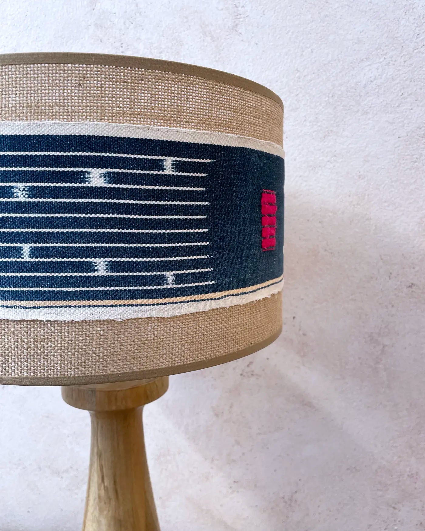 Lámpara Artesanal con Tejido Africano