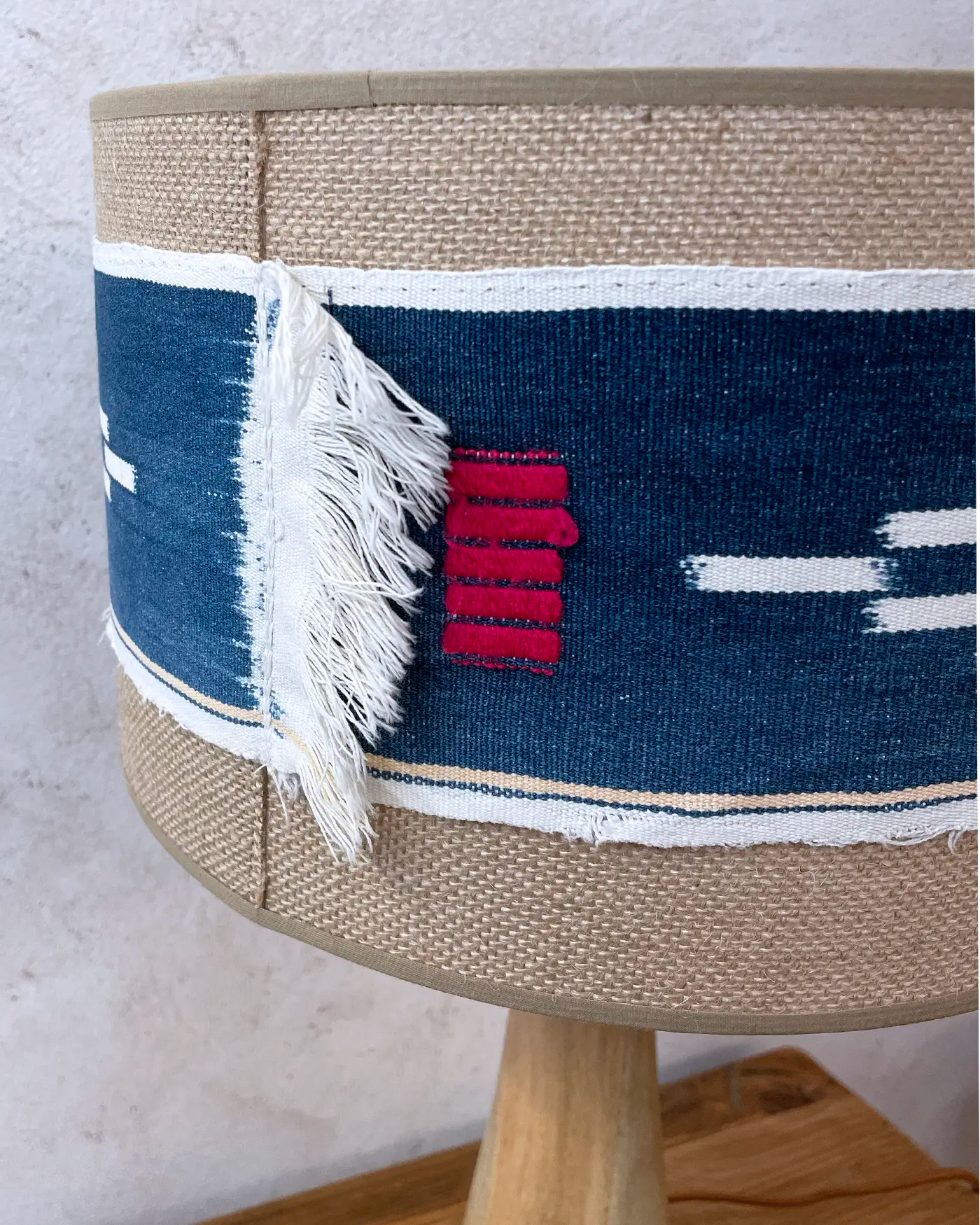Lámpara Artesanal con Tejido Africano