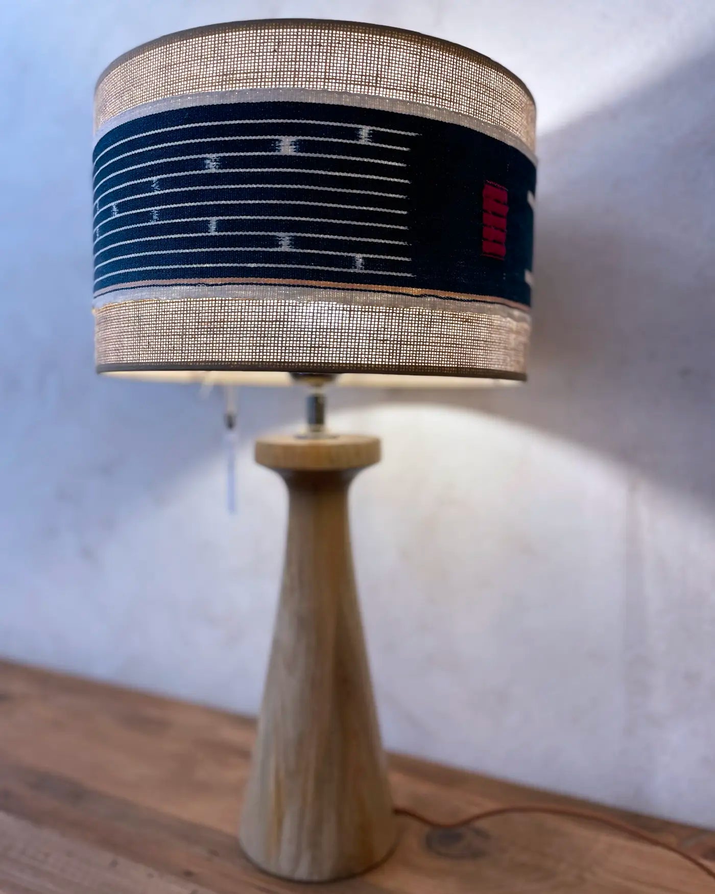 Lámpara Artesanal con Tejido Africano
