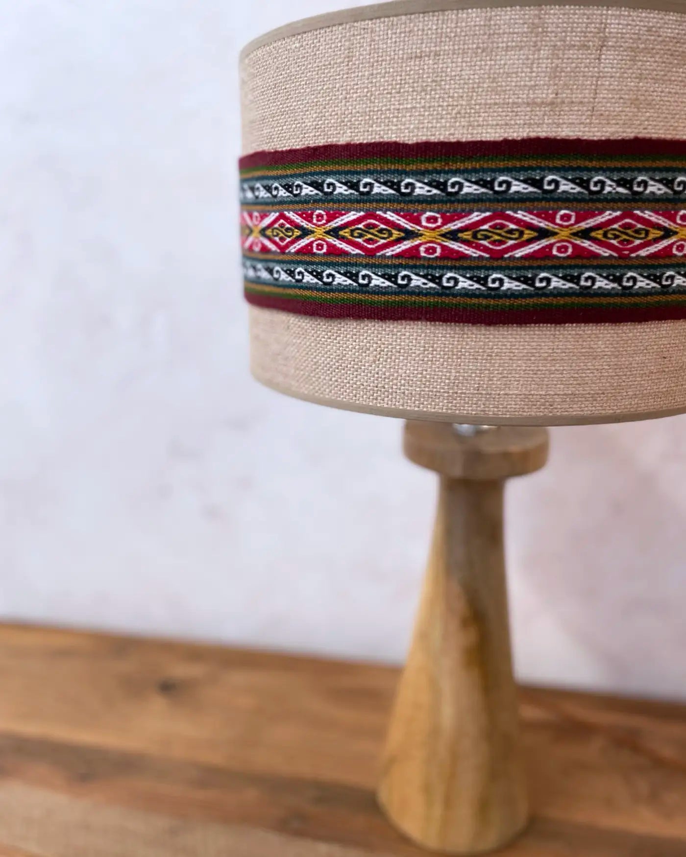 Lámpara Étnica con Tejido Artesanal