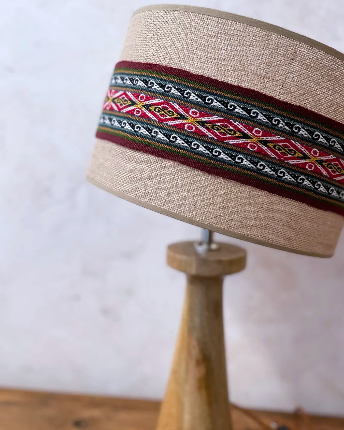 Lámpara Étnica con Tejido Artesanal