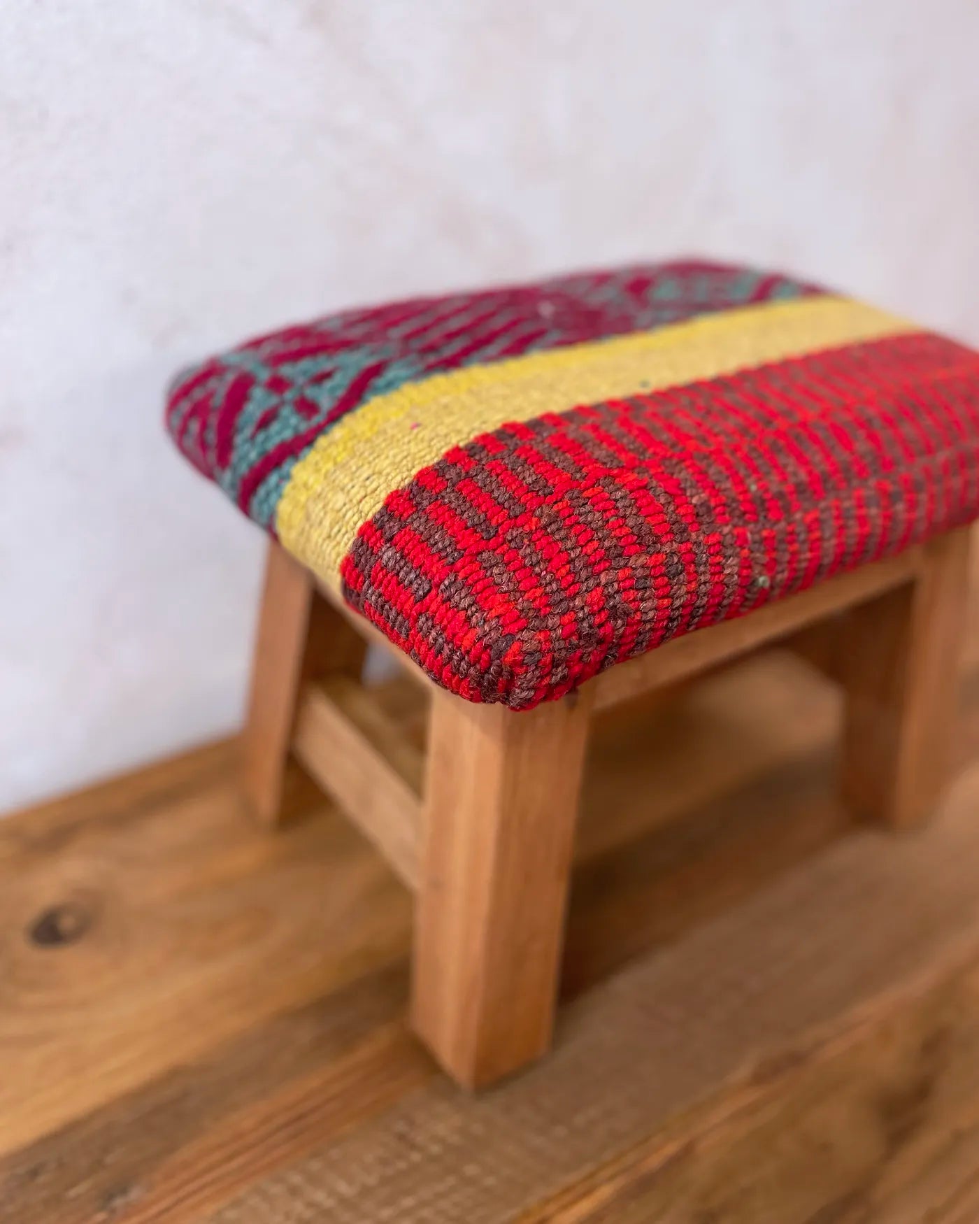 Taburete Tejido Peruano Étnico Rojo