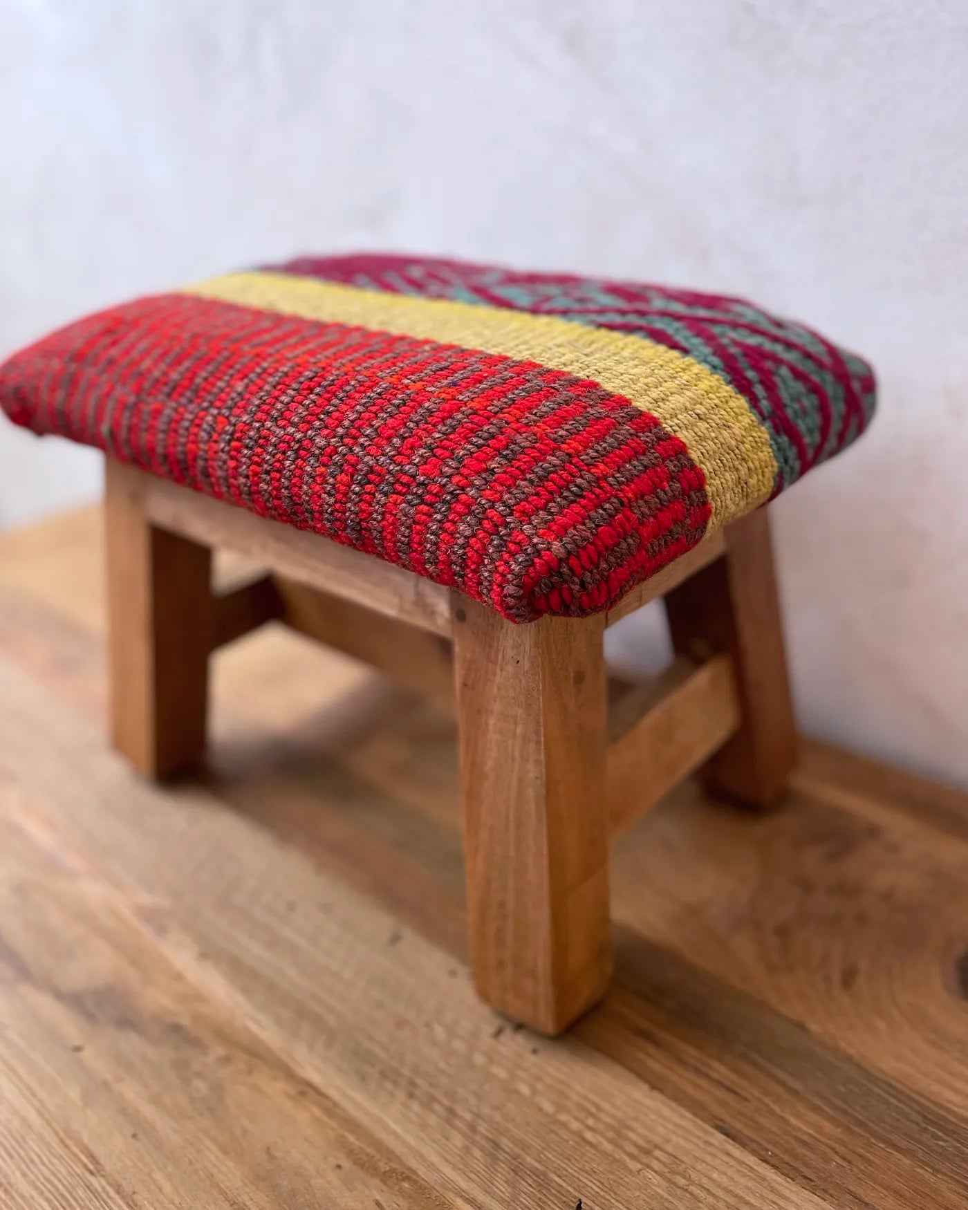 Taburete Tejido Peruano Étnico Rojo