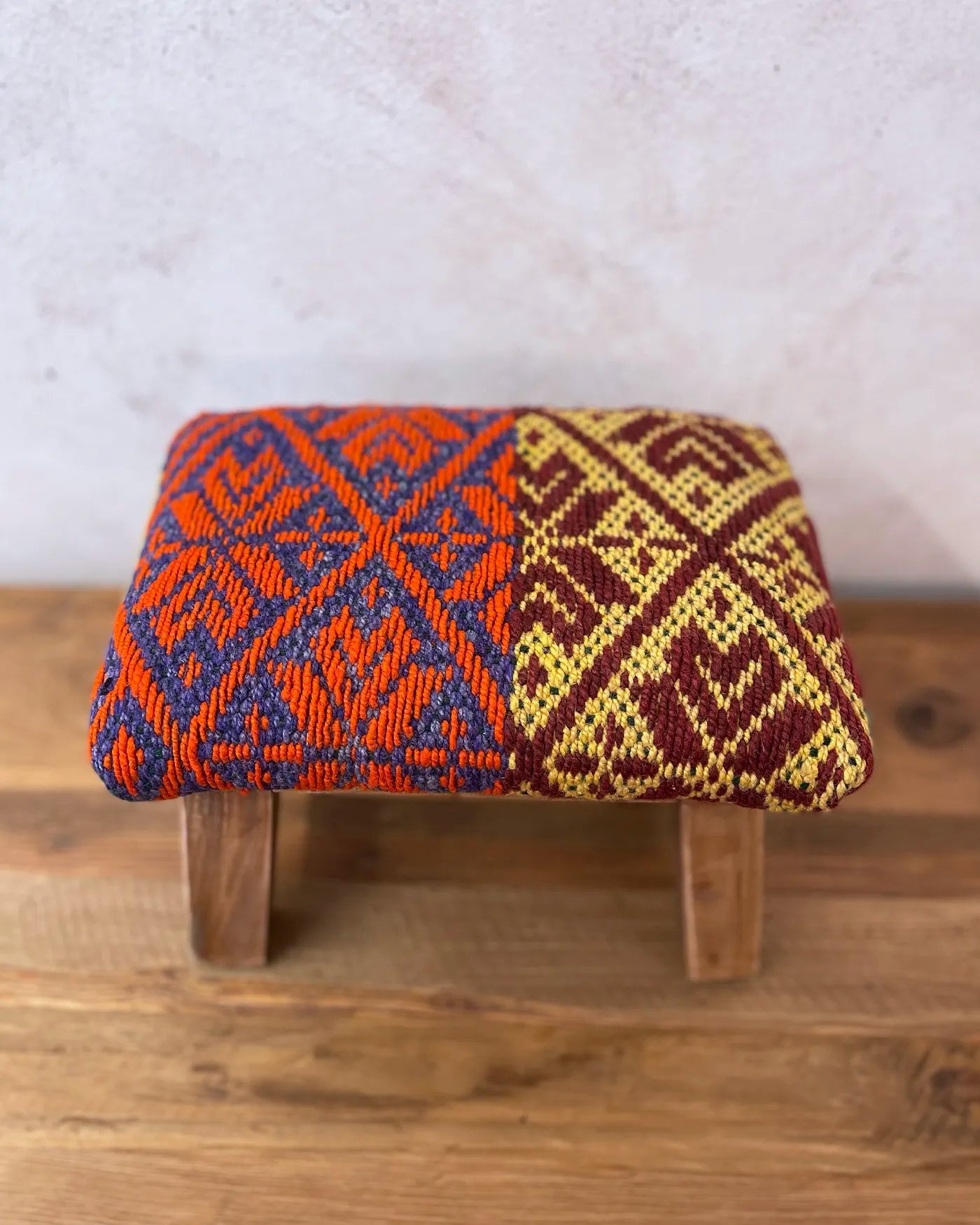 Taburete Tejido Peruano Rojo y Amarillo