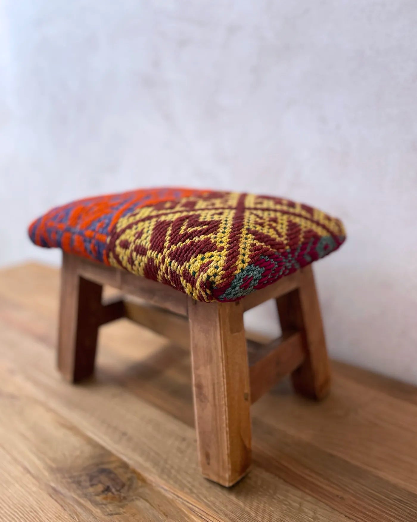 Taburete Tejido Peruano Rojo y Amarillo