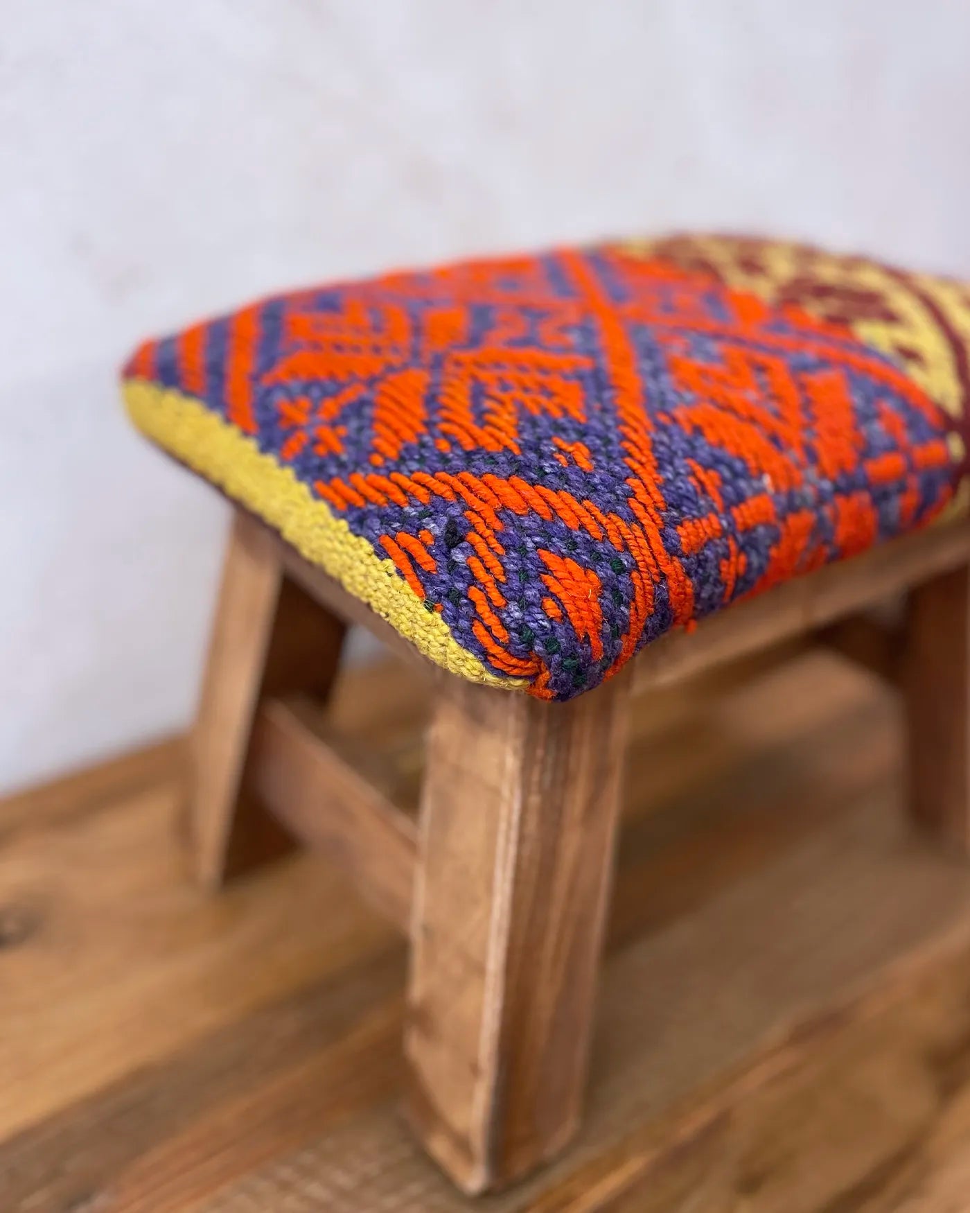 Taburete Tejido Peruano Rojo y Amarillo