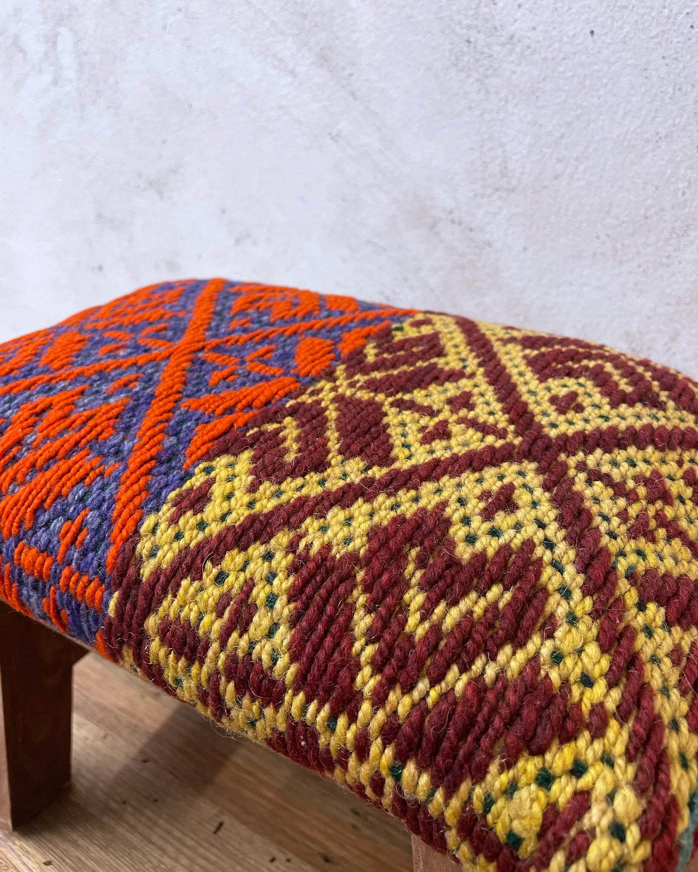 Taburete Tejido Peruano Rojo y Amarillo