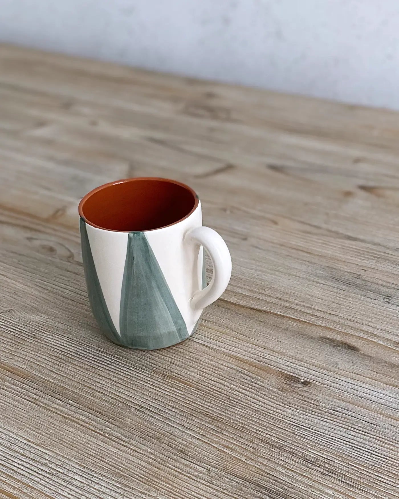 Taza Grande Artesanal Triángulos Verde Salvia
