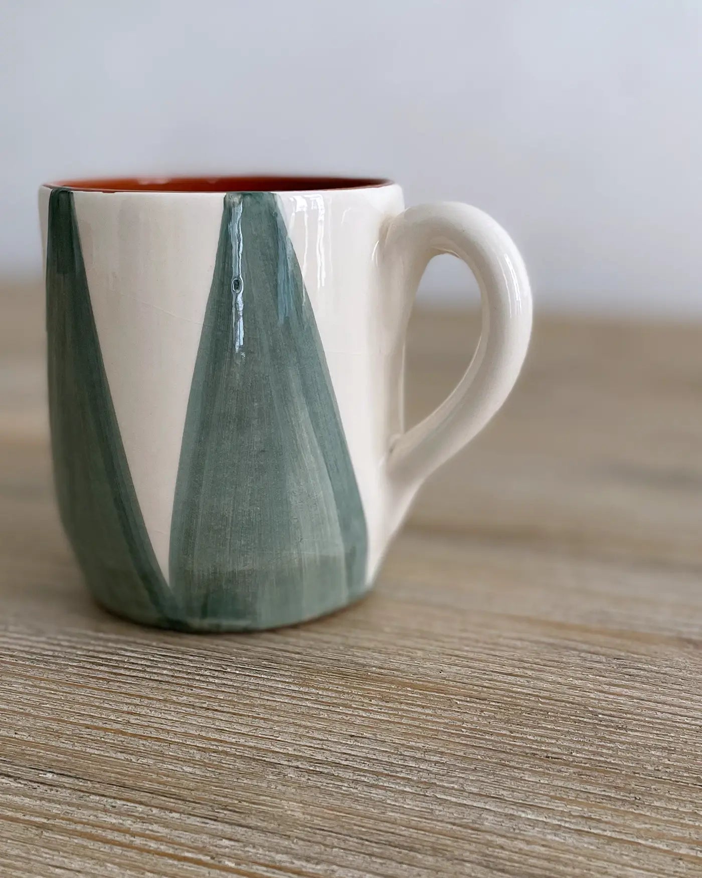 Taza Grande Artesanal Triángulos Verde Salvia
