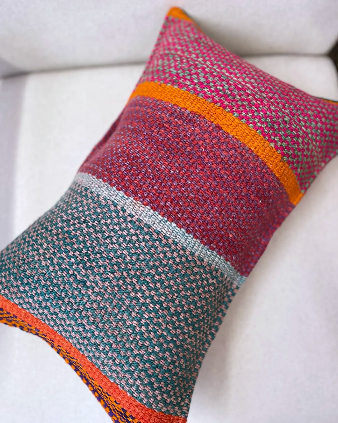 Cojín Étnico Peruano Azul y Fresa 30x50