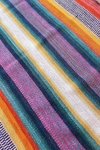 Alfombra étnica a rayas multicolor 154x130 cm