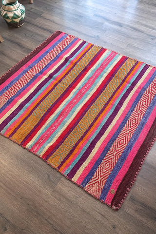 Alfombra étnica peruana multicolor 136x154 cm