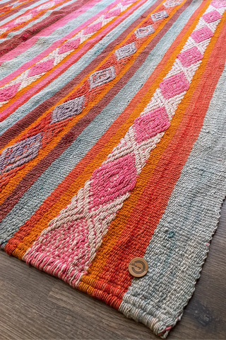 Alfombra étnica peruana verde y rosa 143x184 cm