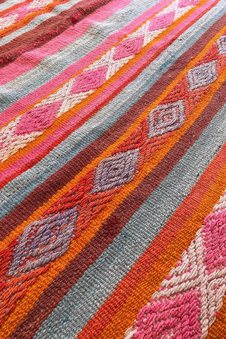 Alfombra étnica peruana verde y rosa 143x184 cm