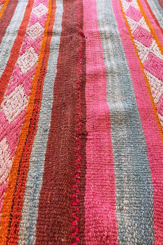 Alfombra étnica peruana verde y rosa 143x184 cm