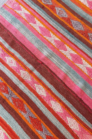 Alfombra étnica peruana verde y rosa 143x184 cm