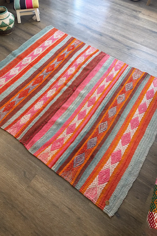 Alfombra étnica peruana verde y rosa 143x184 cm