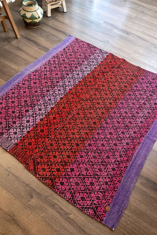 Alfombra étnica rosa y negro 165x157 cm