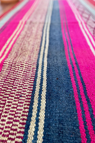 Alfombra peruana de pasillo rosa y azul 148x75 cm