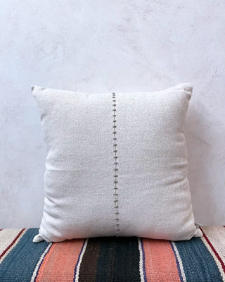 Cojín de lino con detalle artesanal gris