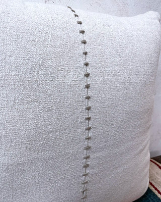 Cojín de lino con detalle artesanal gris