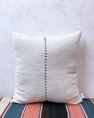Cojín de lino con detalle artesanal azul