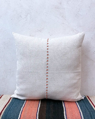 Cojín de lino con detalle artesanal terracota