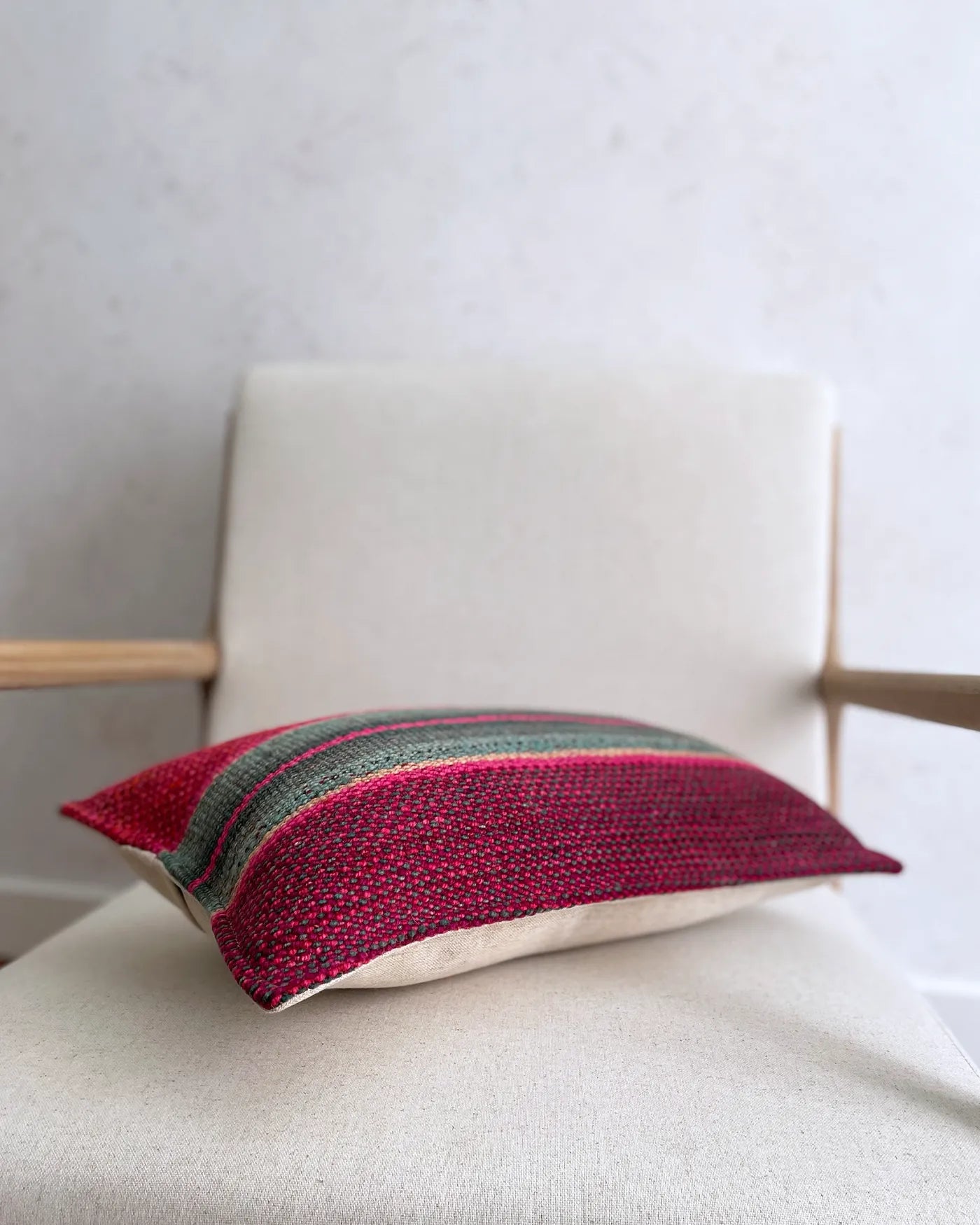 Cojín Artesanal Étnico Verde y Rosa 30x50