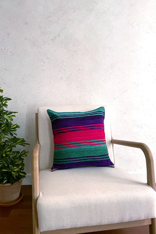 Cojín peruano a rayas verde y lila