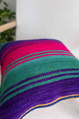 Cojín peruano a rayas verde y lila