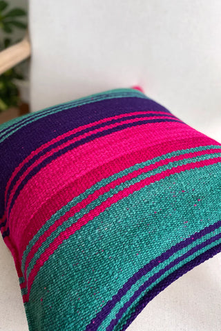Cojín peruano a rayas verde y lila