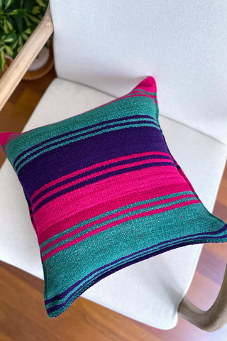 Cojín peruano a rayas verde y lila