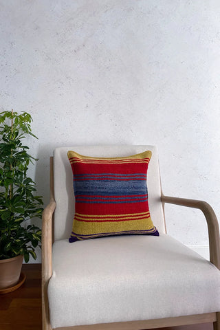 Cojín peruano étnico a rayas azul y rojo