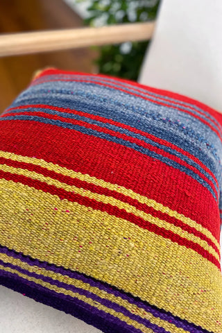 Cojín peruano étnico a rayas azul y rojo