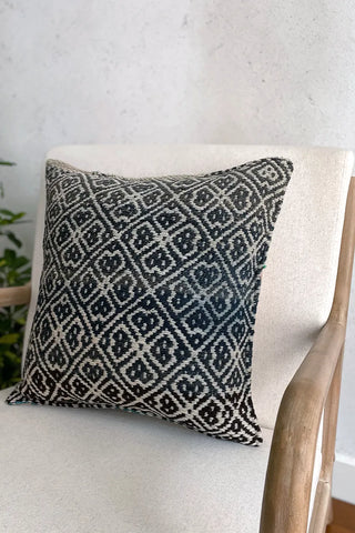 Cojín peruano étnico azul y negro