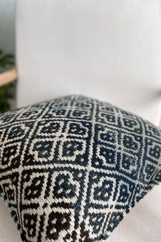 Cojín peruano étnico azul y negro