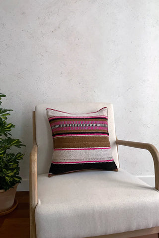Cojín peruano a rayas marrón y rosa