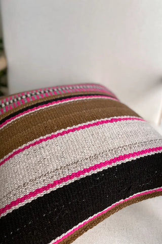 Cojín peruano a rayas marrón y rosa