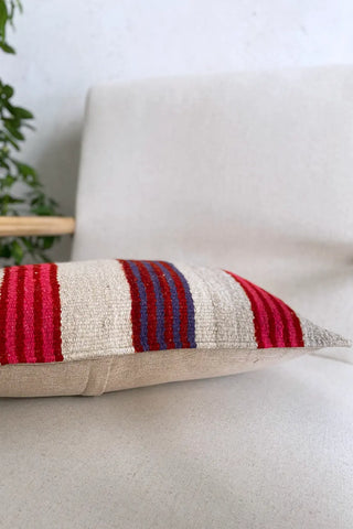 Cojín étnico a rayas beige y rojo