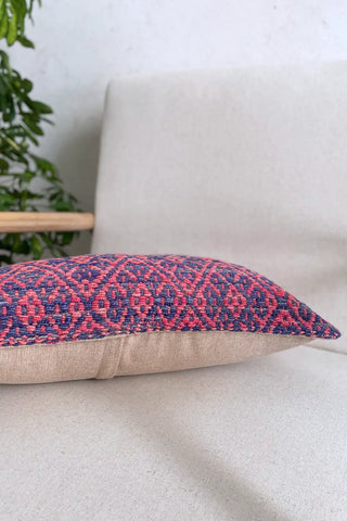 Cojín étnico rosa y morado
