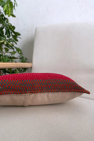 Cojín étnico verde y rojo