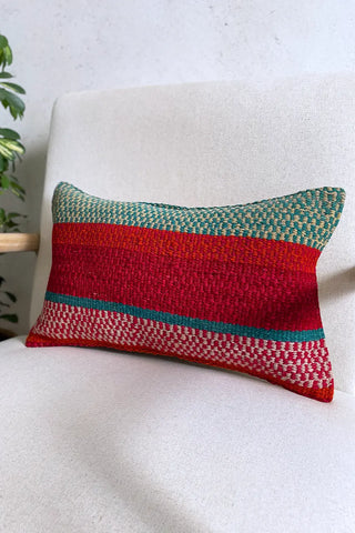 Cojín étnico verde y rojo
