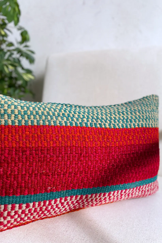 Cojín étnico verde y rojo