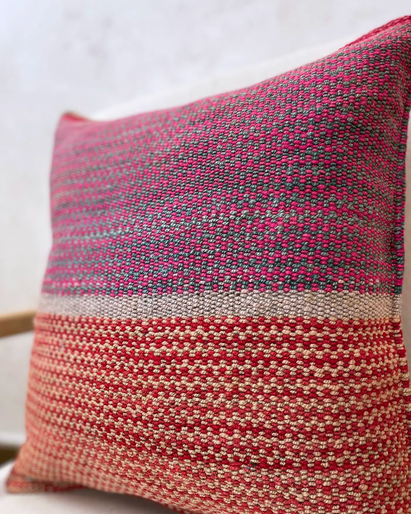 Cojín Artesanal Étnico Rosa y Rojo 50x50