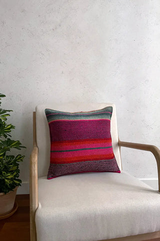 Cojín peruano a rayas rosa y verde