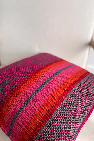 Cojín peruano a rayas rosa y verde